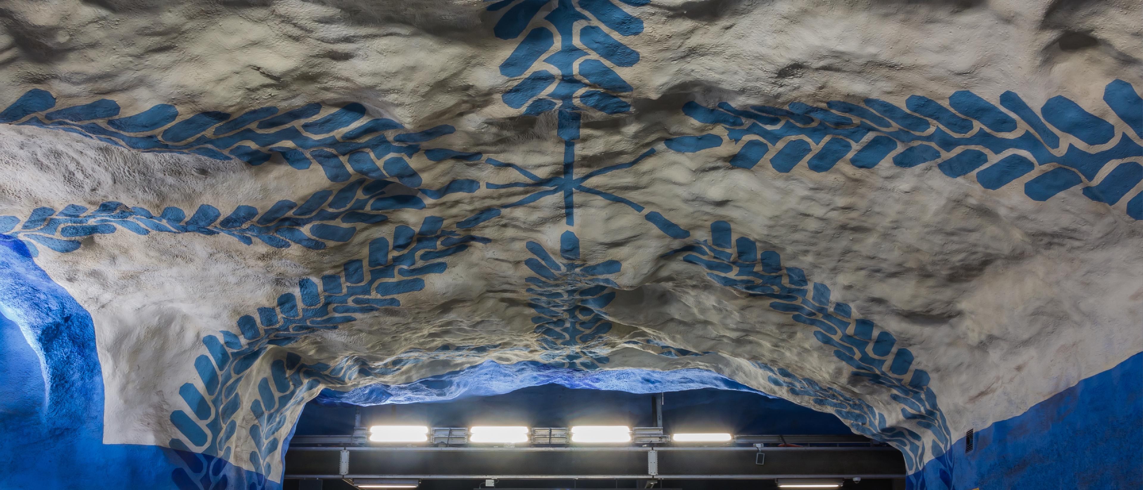 Målat tak i en av Stockholms tunnelbanestationer. 