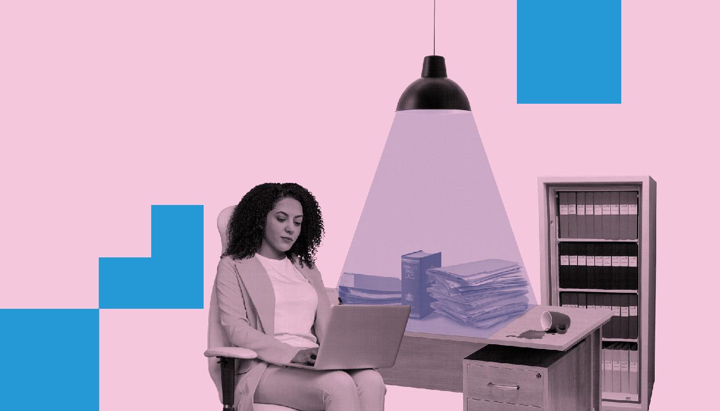 Podden Statshemligheter_en formgiven bild i rosa av en kvinna vid ett skrivbord
